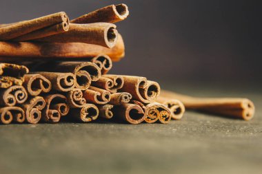 Ahşap bir kırsal masada kokulu tarçın bir demet. copyspace. baharat ve slayt aromatik baharat tatlandırıcı kompozisyon. Close. ön görünüm