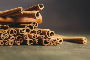 Ahşap bir kırsal masada kokulu tarçın bir demet. copyspace. baharat ve slayt aromatik baharat tatlandırıcı kompozisyon. Close. ön görünüm