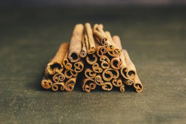 Ahşap bir kırsal masada kokulu tarçın bir demet. copyspace. baharat ve slayt aromatik baharat tatlandırıcı kompozisyon. Close. üst görünüm