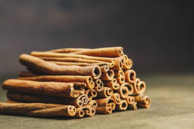 Ahşap bir kırsal masada kokulu tarçın bir demet. copyspace. baharat ve slayt aromatik baharat tatlandırıcı kompozisyon. Close. yan görünüm