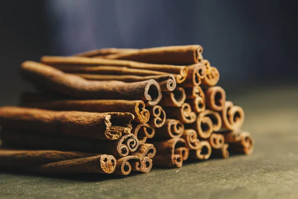 Un mazzo di bastoncini interi di cannella profumata su un tavolo rurale di legno. copyspace. composizione di condimento e scivolo aromatico aromatico spezia. primo piano. vista laterale — Foto Stock