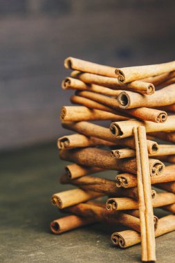 ahşap bir kırsal masada kokulu tarçın bütün sopakule. copyspace. baharat ve slayt aromatik baharat tatlandırıcı kompozisyon. Close. yan görünüm, makro