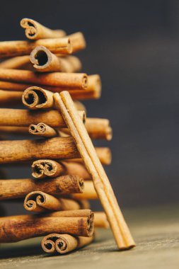 ahşap bir kırsal masada kokulu tarçın bütün sopakule. copyspace. baharat ve slayt aromatik baharat tatlandırıcı kompozisyon. Close. yan görünüm, makro