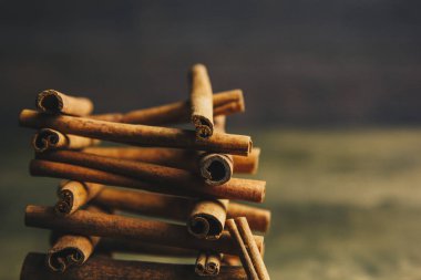 ahşap bir kırsal masada kokulu tarçın bütün sopakule. copyspace. baharat ve slayt aromatik baharat tatlandırıcı kompozisyon. Close. yan görünüm, makro