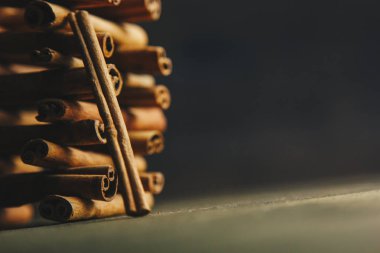 ahşap bir kırsal masada kokulu tarçın bütün sopakule. copyspace. baharat ve slayt aromatik baharat tatlandırıcı kompozisyon. Close. yan görünüm, makro