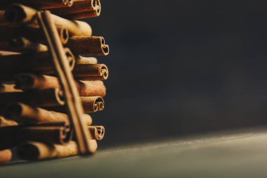 ahşap bir kırsal masada kokulu tarçın bütün sopakule. copyspace. baharat ve slayt aromatik baharat tatlandırıcı kompozisyon. Close. yan görünüm, makro