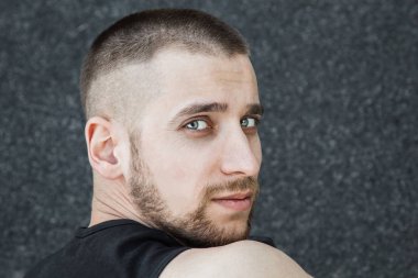 Kafkas adam sprint başlangıcı için hazırlanıyor. stadyum, lastik parça. atletizm müsabakaları. Spor üniformalı atletizm koşucusu. atlet, üst görünüm