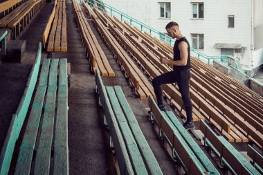 Kafkas adam merdivenlerde koşarken antrenman lar. Atletizm koşucusu spor üniforması eğitim açık. atlet, üst görünümü. adım egzersizleri