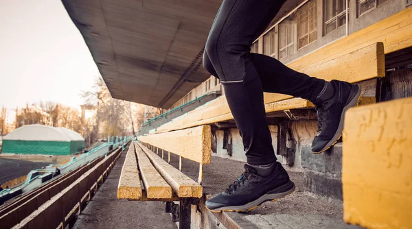 Kafkas adam merdivenlerde koşarken antrenman lar. Atletizm koşucusu spor üniforması eğitim açık. atlet, üst görünümü. adım egzersiz. aşağı adım — Stok fotoğraf