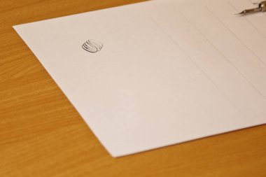 çizgili boş beyaz kağıt levha çizilir. ahşap masa üzerinde kırtasiye yakın üst görünümü. yazım dersleri ve kaligrafi egzersizleri. Şablon, düzen, arka plan