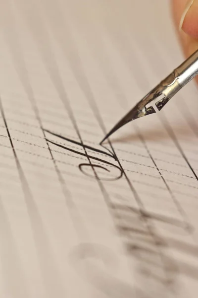 Main féminine écrit avec le stylo encré sur une feuille de papier blanc avec des rayures. papeterie sur bureau vue rapprochée sur le dessus. leçons d'orthographe et exercices de caligraphie. Modèle, disposition, arrière-plan. macro — Photo