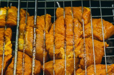 brazier bir ızgara rendeleyin et turşusu küpleri. közler outdors üzerinde barbekü kebap. doğada ızgara piknik. üst görünüm yakın