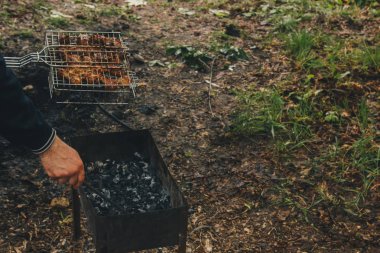 brazier bir ızgara rendeleyin et turşusu küpleri. közler outdors üzerinde barbekü kebap. doğada ızgara piknik. üst görünüm yakın