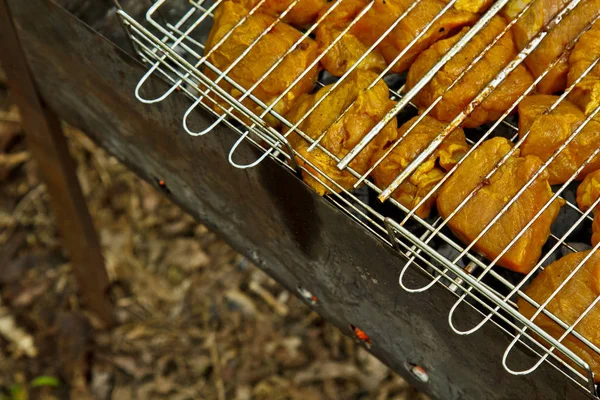 Würfel aus eingelegtem Fleisch in einem Grillrost am Kohlenbecken braten. Dönerspieße auf Glutnestern grillen. gegrilltes Picknick in der Natur. Ansicht von oben aus nächster Nähe — Stockfoto