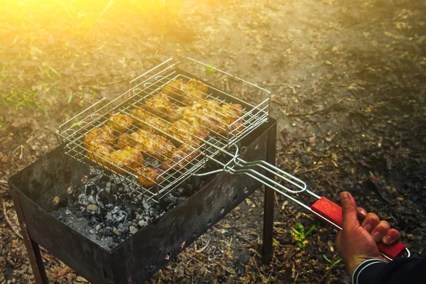 火鉢のグリル格子に漬け肉のキューブ。バーベキューケバブは、オーバードーズのオーバーバーに。自然の中で焼きピクニック。トップビュークローズアップ — ストック写真