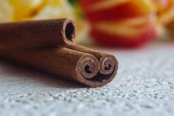 Palos de canela retorcidos de cerca sobre un fondo de mesa blanco. condimento y flores se cierran. espacio de copia. especias — Foto de Stock