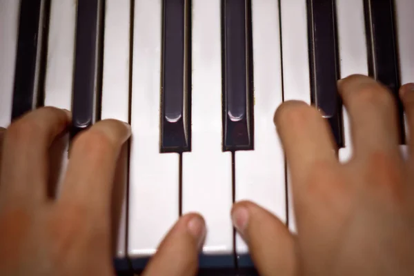 Δύο αρσενικά χέρια στο πιάνο. παλάμες βρίσκονται στα κλειδιά και να παίξει το πληκτρολόγιο όργανο στο μουσικό σχολείο. μαθητής μαθαίνει να παίζει. πιανίστας των χεριών. μαύρο σκοτεινό φόντο. επάνω όψη — Φωτογραφία Αρχείου