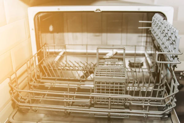 boş açık bulaşık makinesi closeup. çatal bıçak bölmesi yakın çekim. mutfak makro ev aletleri