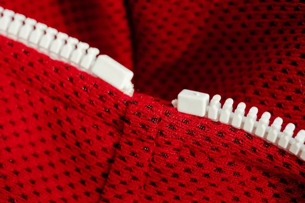 Rode sportkleding close-up top uitzicht. witte zip-lijn. ademend Knitwear. kleding Details macro — Stockfoto
