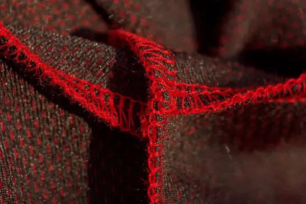 Rode sportkleding close-up top uitzicht. naad en junctuur binnenstebuiten. ademend Knitwear. kleding Details macro — Stockfoto