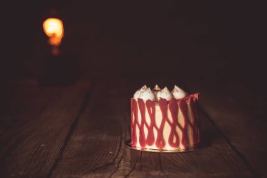 koyu bir arka plan üzerinde rustik ahşap masada kiraz meyveile şenlikli pasta. kopyalama alanını kapatın. tatlı tartlet üzerinde vintage desen. doğum günü tatili