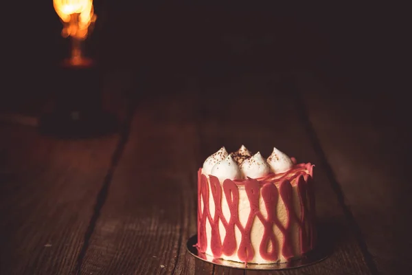 Koyu bir arka plan üzerinde rustik ahşap masada kiraz meyveile şenlikli pasta. kopyalama alanını kapatın. tatlı tartlet üzerinde vintage desen. doğum günü tatili — Stok fotoğraf