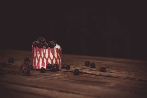 Koyu bir arka plan üzerinde rustik ahşap masada kiraz meyveile şenlikli pasta. kopyalama alanını kapatın. tatlı tartlet üzerinde vintage desen. doğum günü tatili — Stok fotoğraf