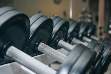 el metal dambılspor yakın çekim raf üzerinde üst üste birlikte yalan. eğitim araçları
