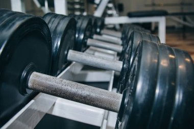 el metal dambılspor yakın çekim raf üzerinde üst üste birlikte yalan. eğitim araçları
