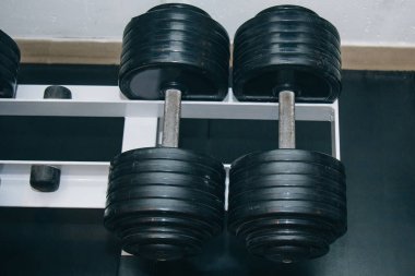 el metal dambılspor yakın çekim raf üzerinde üst üste birlikte yalan. eğitim araçları