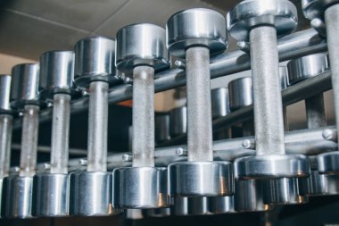 el metal dambılspor yakın çekim raf üzerinde üst üste birlikte yalan. eğitim araçları