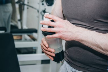 büyük elleri ile atlet eğitim merkezinde egzersizleri arasında dinlenme. spor salonunda yakın çekim eğitim araçları