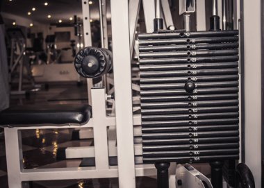 eğitim merkezinde eğitim makinesi. spor salonunda yakın çekim eğitim araçları