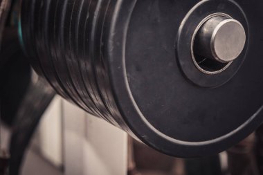 eğitim merkezinde barbell bar. spor salonunda yakın çekim eğitim araçları