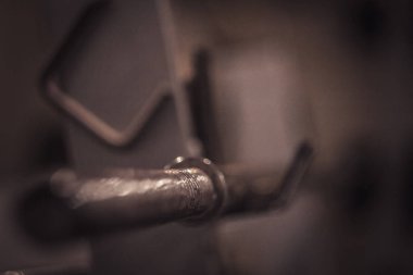 eğitim merkezinde barbell bar. spor salonunda yakın çekim eğitim araçları