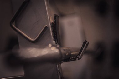 eğitim merkezinde barbell bar. spor salonunda yakın çekim eğitim araçları