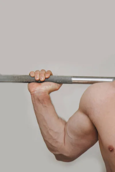 Atleet met grote handen houden een barbell bar in het opleidingscentrum. trainingstools in de Gym close-up — Stockfoto