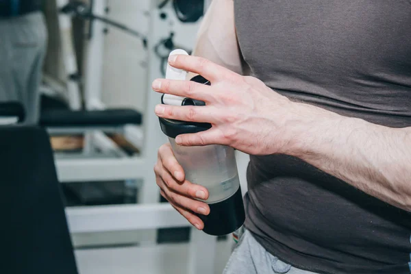 Atleet met grote handen rusten tussen oefeningen in het opleidingscentrum. trainingstools in de Gym close-up — Stockfoto