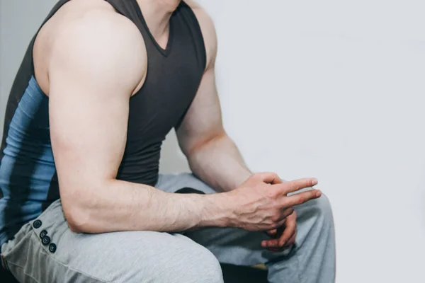 Athlete with big hands resting between exercises in the training center. training tools in the gym close-up — Stock Photo, Image