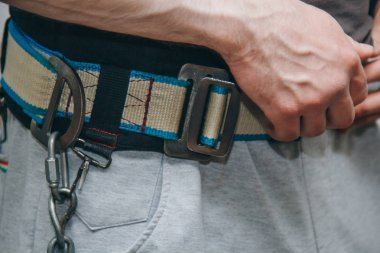 atlet eğitim merkezinde bir bel kemeri giyer. spor salonunda yakın çekim eğitim araçları