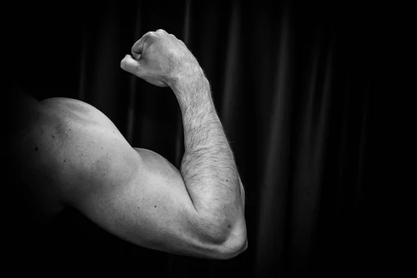 Atleta mostra bombeado mão close-up em um fundo preto. musculação mr. olympia — Fotografia de Stock