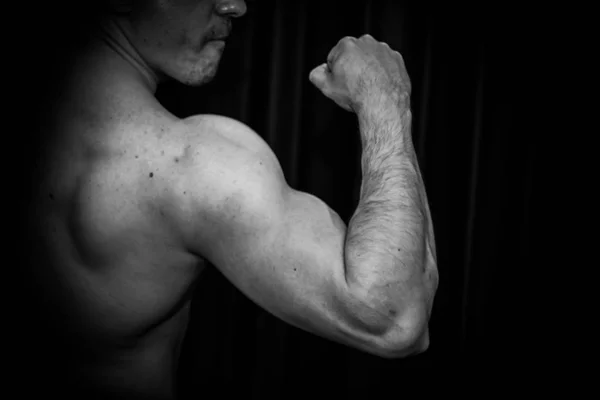 Atleta mostra mano pompata primo piano su uno sfondo nero. bodybuilding signor Olimpia — Foto Stock