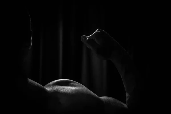 Atleta mostra mano pompata primo piano su uno sfondo nero. bodybuilding signor Olimpia — Foto Stock