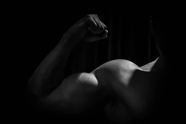 Sportowiec pokazuje pompowana ręka zbliżenie na czarnym tle. Kulturystyka Mr. Olympia — Zdjęcie stockowe