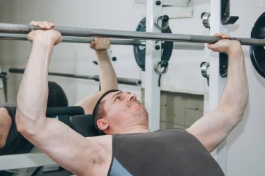 atlet eğitim merkezinde pektoral kasları sallar. egzersiz göğüs basın. spor salonunda yakın çekim eğitim araçları