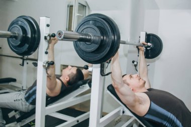 atlet eğitim merkezinde pektoral kasları sallar. egzersiz göğüs basın. spor salonunda yakın çekim eğitim araçları