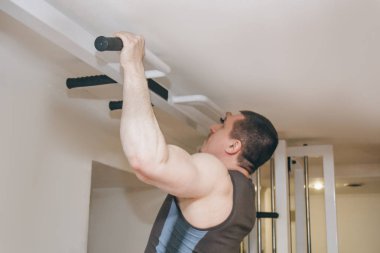 atlet eğitim merkezinde sırt kasları trenler. spor salonunda yatay çubuk üzerinde pull-up