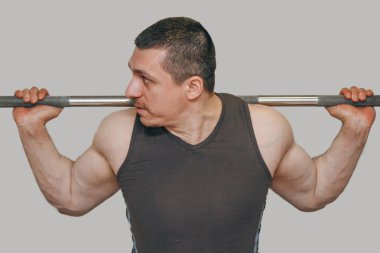 İyi eğitimli bir atlet bir eğitim merkezinde bacak kaslarını eğitir. spor salonunda barbell squats