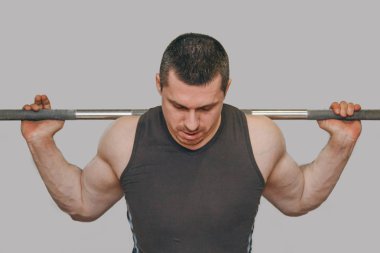 İyi eğitimli bir atlet bir eğitim merkezinde bacak kaslarını eğitir. spor salonunda barbell squats
