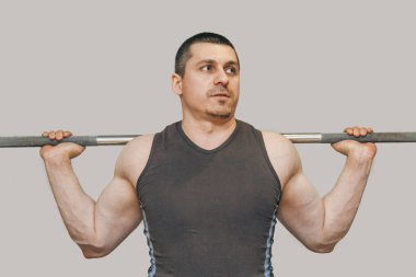 İyi eğitimli bir atlet bir eğitim merkezinde bacak kaslarını eğitir. spor salonunda barbell squats
